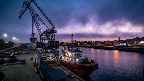 Dutch dockers prepare for legal battle over Russia oil